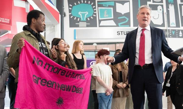 暴雨袭击主要机场后，飞机被困在洪水中，航班陷入混乱